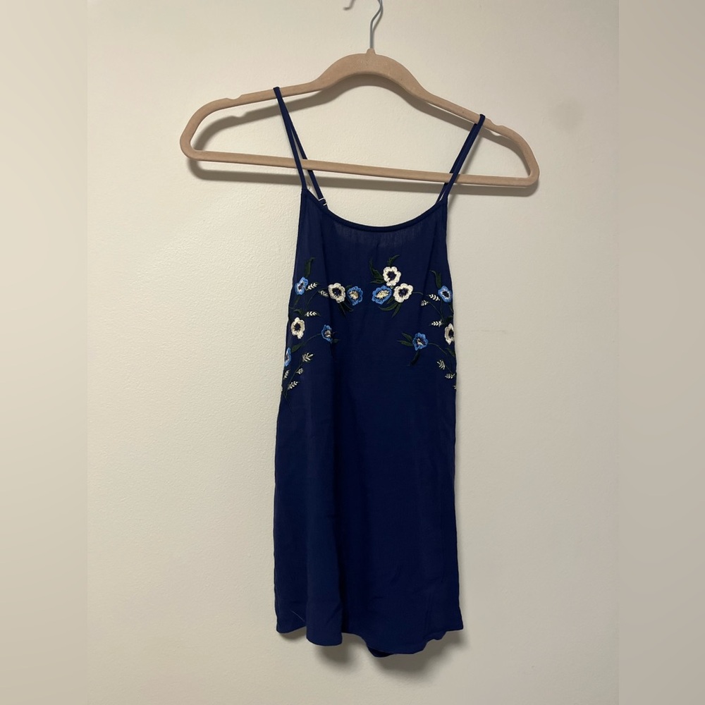 🦋GUESS Floral Embroidered Tank Top